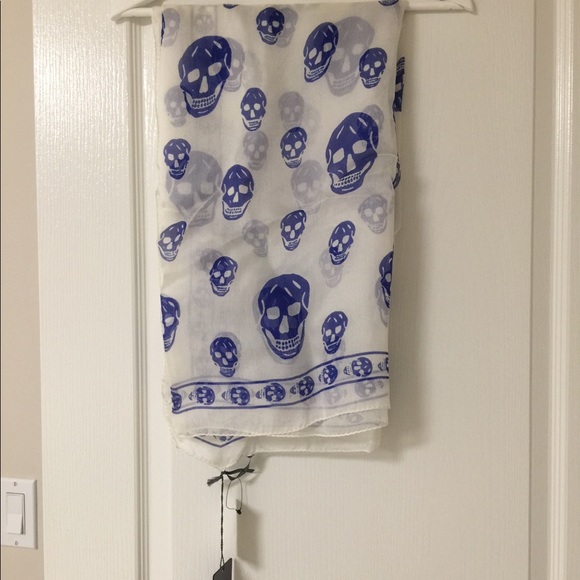 BNWT Alexander McQueen skull pattern scarf - Picture 1 of 4